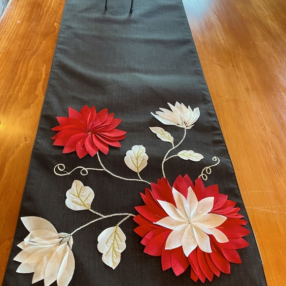 NWOT - Gorgeous raised appliqué table runner - Picture 2 of 5